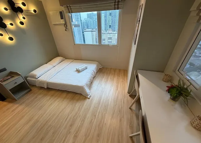 2br In Mandaluyong With Sunrise View, 65 Inch Oled Tv And Disneyplus Apartment Manila