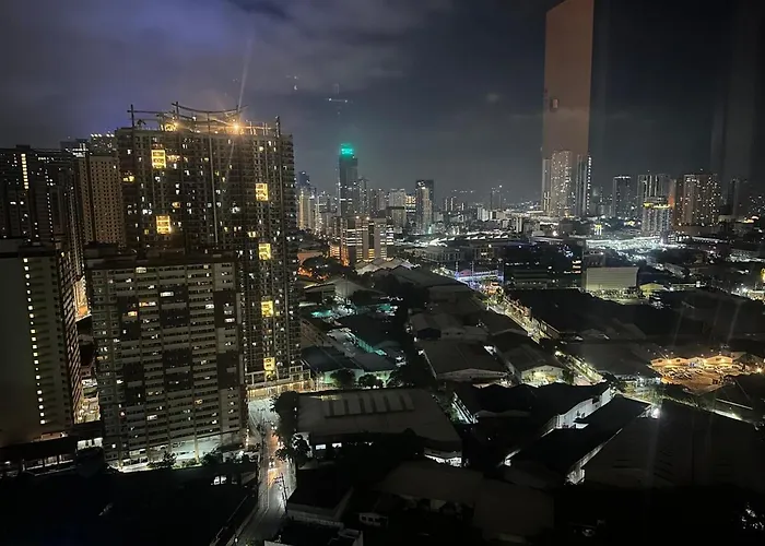 Apartment 2br In Mandaluyong With Sunrise View, 65 Inch Oled Tv And Disneyplus Manila