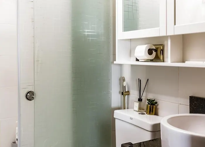 Apartment 2br In Mandaluyong With Sunrise View, 65 Inch Oled Tv And Disneyplus Manila
